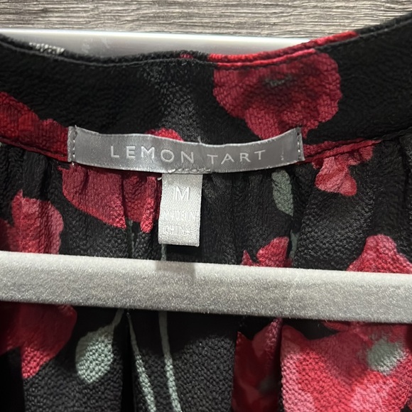 Lemon Tart Split Neck Sleeveless Floral Top. Size M - Picture 5 of 5